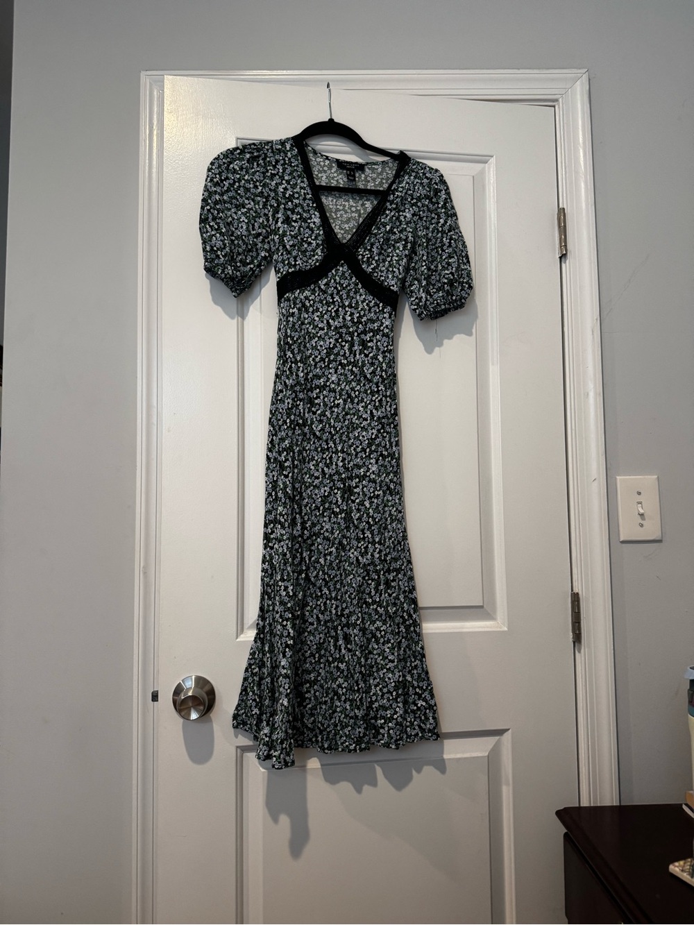 New Look Black Floral Puff-Sleeve Midi Dress with White and Light Blue Print